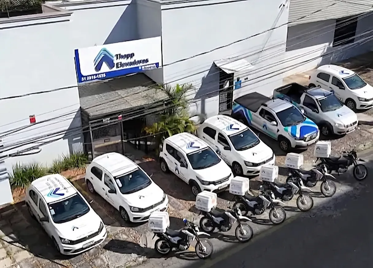 Sede da Thopp Elevadores em Belo Horizonte vista do alto, com a frota de carros e motos de atendimento estacionada na frente
