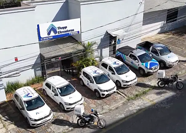 Sede da Thopp Elevadores em Belo Horizonte, com a frota de carros e motos de atendimento estacionada na frente