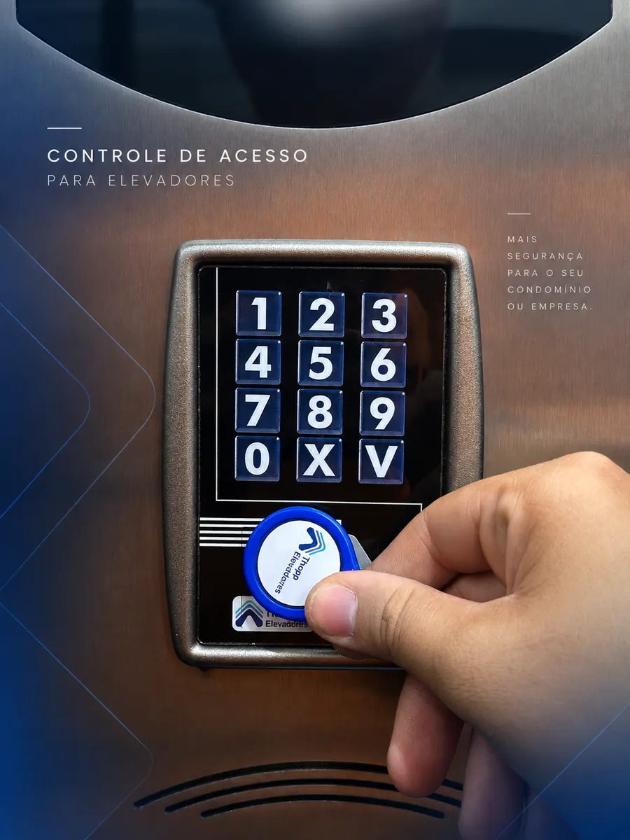 Mão aproximando uma tag RFID da Thopp Elevadores do teclado do Thopp Code, controle de acesso instalado no painel de inox do elevador