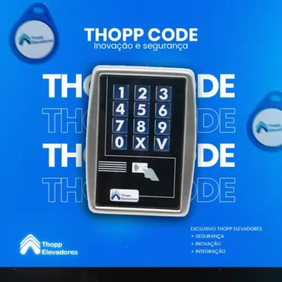 Teclado do Thopp Code com botões numéricos e leitor de tag de aproximação, ao lado de chaveiros RFID da Thopp Elevadores