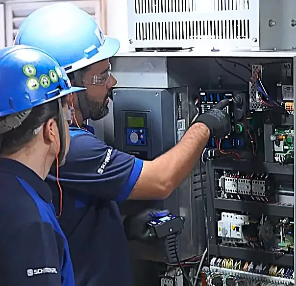 Cabine de elevador modernizada pela Thopp Elevadores, com acabamento em aço inox e indicador digital de andares
