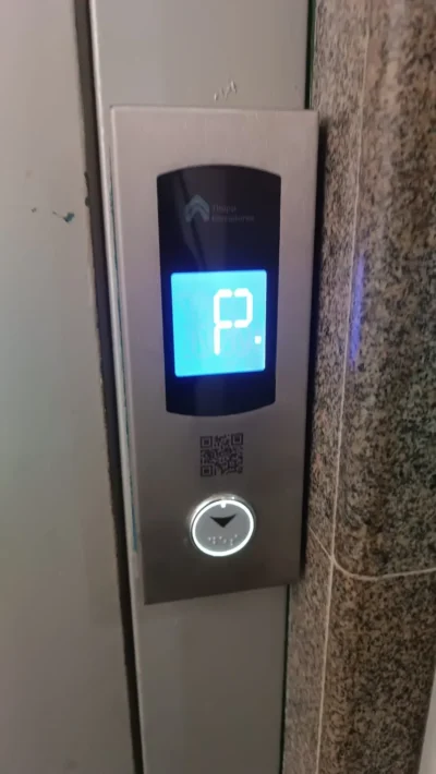 Botoeira de pavimento em inox com display digital e botão de chamada iluminado