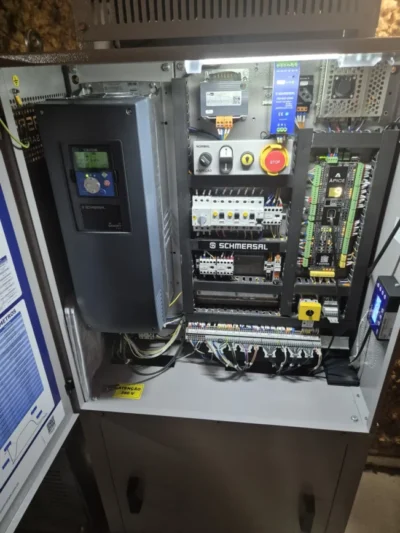 Quadro de comando com inversor de frequência, placa controladora e dispositivos de segurança