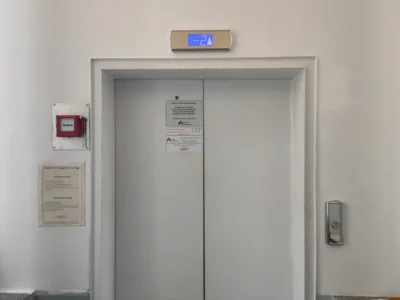 Porta de pavimento de elevador com indicador digital de posição acima do batente